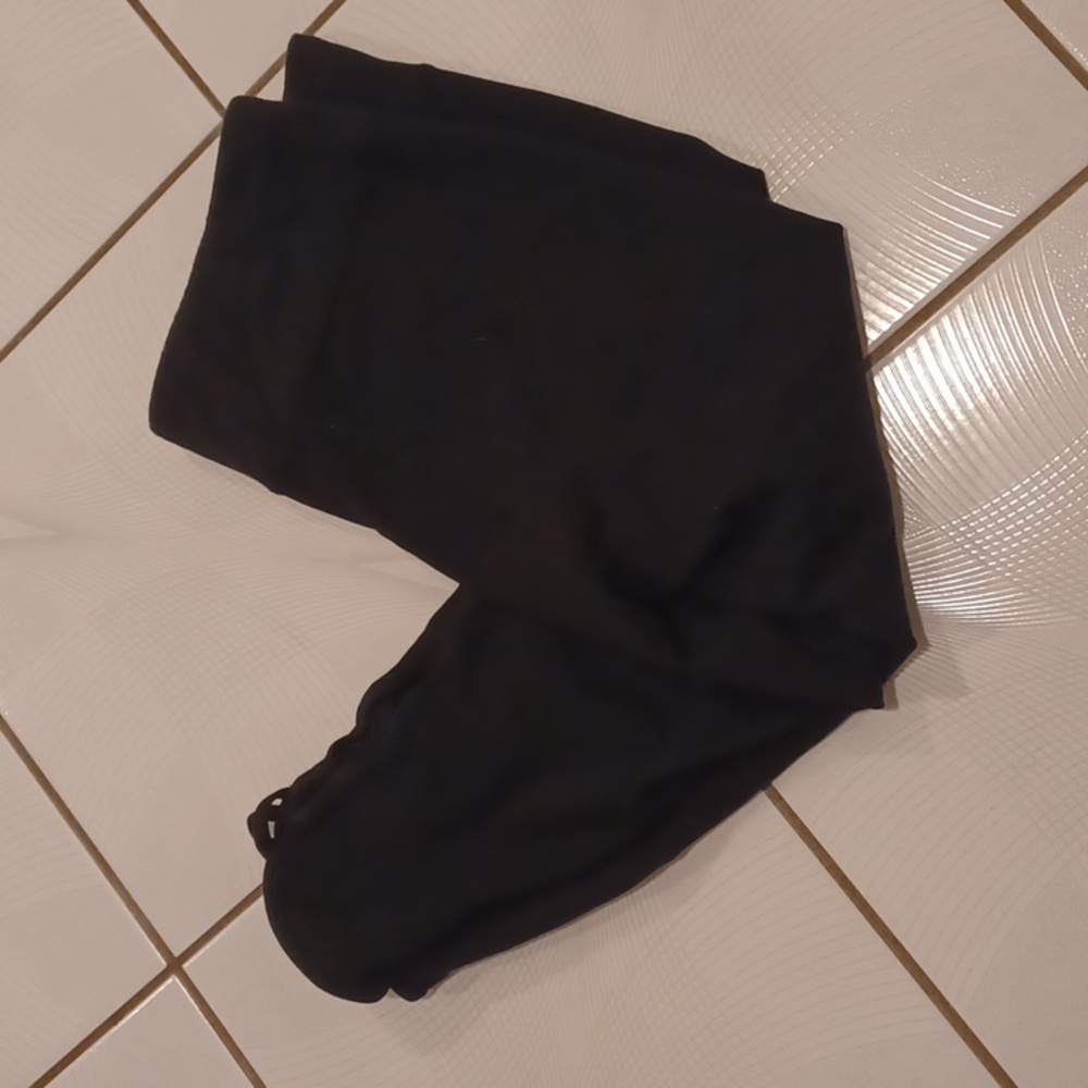 4/$30 Black Athletic Capri Leggings - Size XL